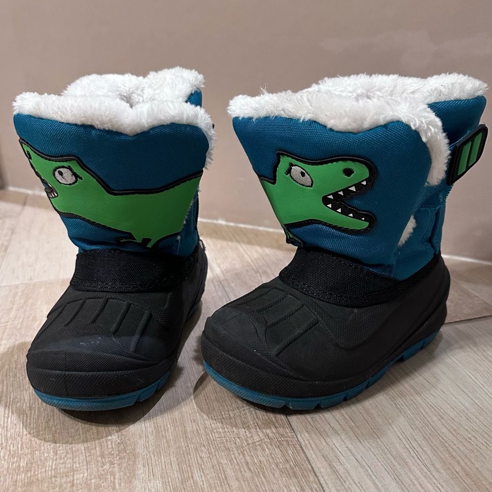 cat and jack dinosaur snow boots - size 7